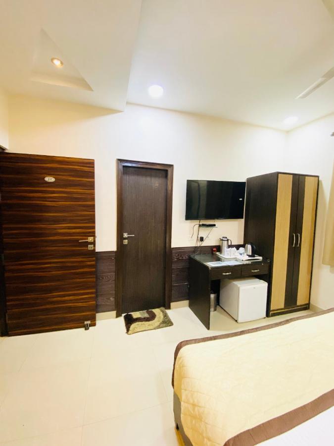 Hotel Pradeep Palace Gorakhpur Bagian luar foto