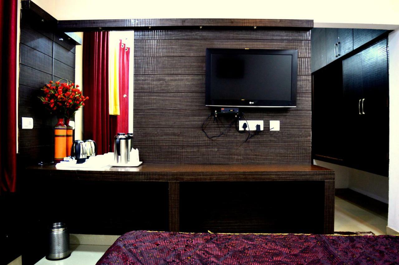 Hotel Pradeep Palace Gorakhpur Bagian luar foto